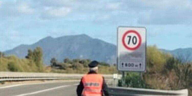 Finisce in una scarpata sotto la statale 125, 46enne ferita