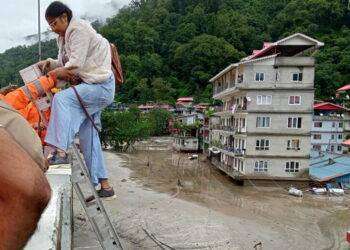 Almeno 14 morti e un centinaio di dispersi per le inondazioni nel Sikkim in India