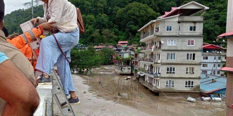Almeno 14 morti e un centinaio di dispersi per le inondazioni nel Sikkim in India