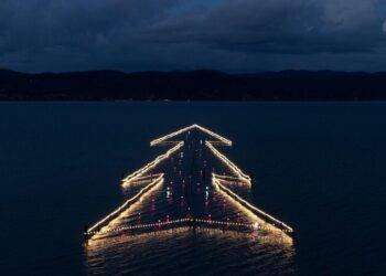Sulle acque del lago Trasimeno l’Albero di Natale più grande del mondo