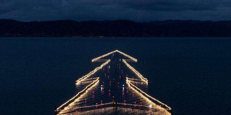 Sulle acque del lago Trasimeno l’Albero di Natale più grande del mondo