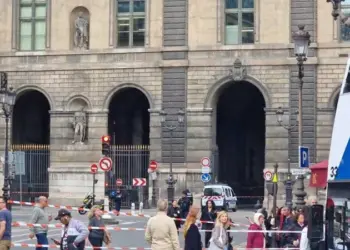 A Parigi allarme bomba al Louvre, evacuato il museo