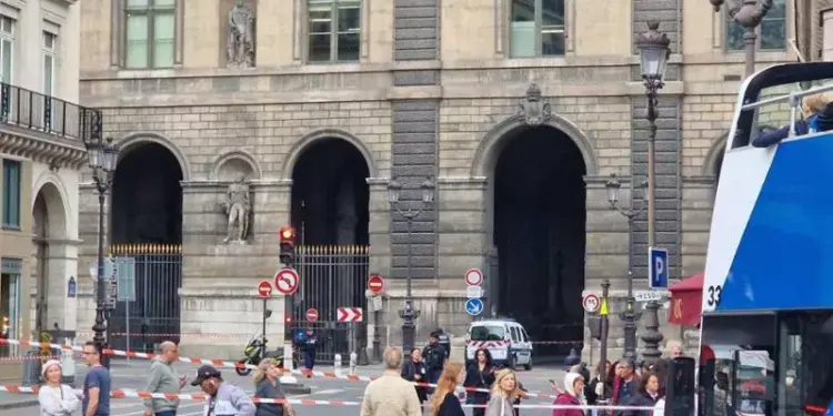 A Parigi allarme bomba al Louvre, evacuato il museo