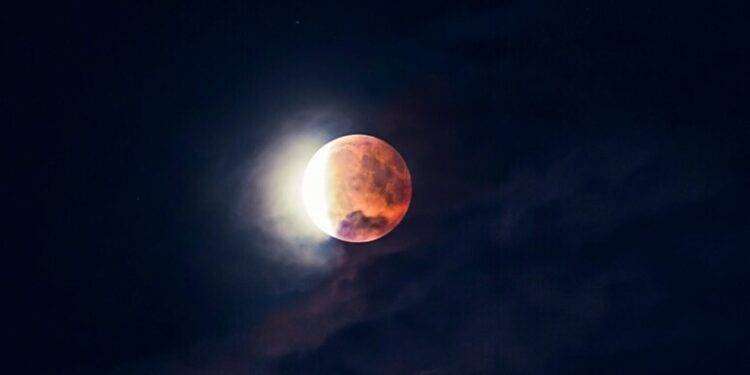 Nel cielo di ottobre domina la Luna, con la giornata mondiale e l’eclissi