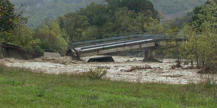 Maltempo: Crollato un ponte nel Parmense, allerta rossa in tutta l’Emilia Romagna