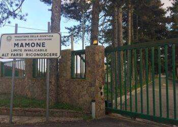 Detenuto a Mamone nascondeva uno smartphone nell’armadietto