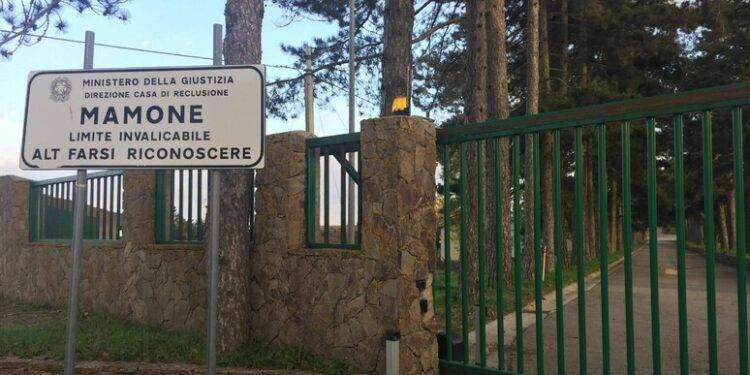 Detenuto a Mamone nascondeva uno smartphone nell’armadietto
