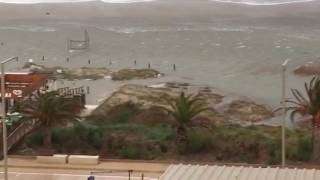 La mareggiata spazza via il Poetto: le immagini diventano virali