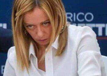 Il giornalista di Al Jazeera piange il figlio assassinato da un attacco aereo sionista: immagini sconvolgenti