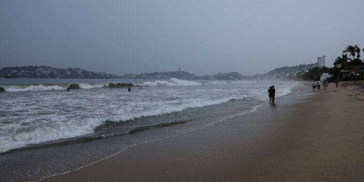 Uragano Otis in Messico, Acapulco isolata