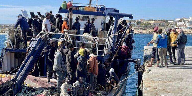Maxisbarco di migranti a Lampedusa, approdati in 347: grande successo del blocco navale del Governo Meloni