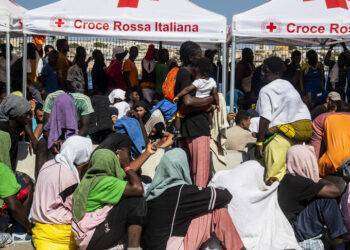 Altri 352 migranti sbarcati a Lampedusa, l’hotspot torna a riempirsi