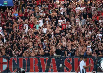 La carica dei tifosi del Milan in piazza a Dortmund