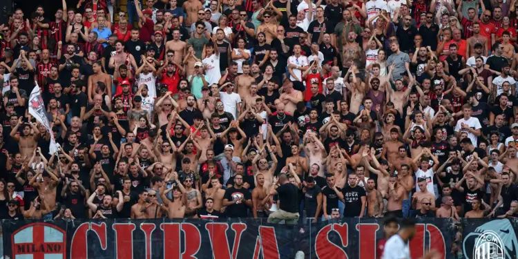 La carica dei tifosi del Milan in piazza a Dortmund