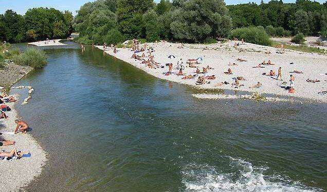 Monaco di Baviera, nudisti in città: i luoghi pubblici per i naturisti