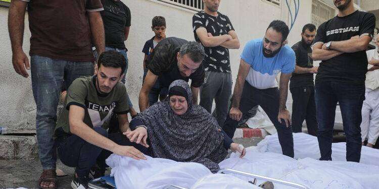 Obitori al collasso, a Gaza cadaveri nei furgoncini dei gelati