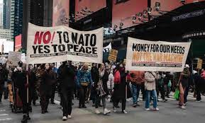 Manifestazione contro la guerra a New York contro la NATO e le forniture di armi all’Ucraina