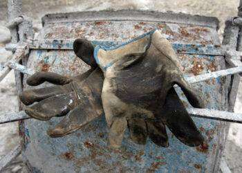 Schiacciato da una ruspa in una cava, muore operaio 68enne