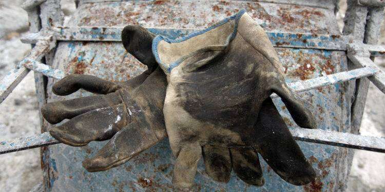 Schiacciato da una ruspa in una cava, muore operaio 68enne