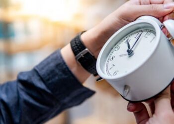 Torna l’ora solare: nella notte tra il 28 e il 29 ottobre lancette indietro di un’ora