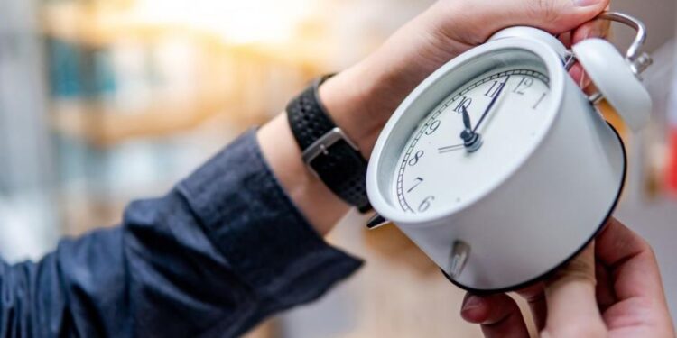 Torna l’ora solare: nella notte tra il 28 e il 29 ottobre lancette indietro di un’ora
