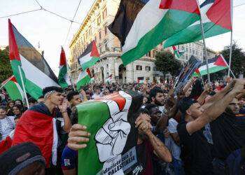 Le piazze e le moschee, tensione al corteo di Roma