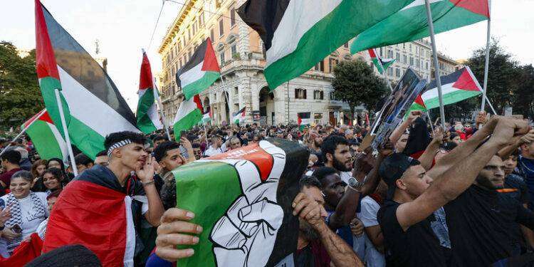 Le piazze e le moschee, tensione al corteo di Roma