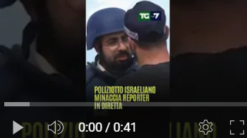 Un reporter viene minacciato in diretta da un poliziotto sionista