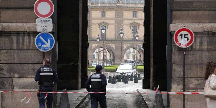 Parigi, donna grida Allahu Akbar, polizia spara