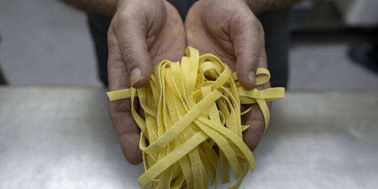 Istat, ora ‘si risparmia anche sulla spesa alimentare’