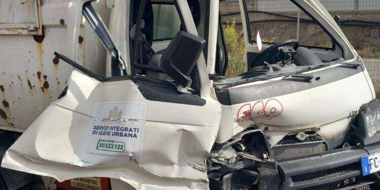 Cagliari, travolto dal porter della nettezza urbana: ferito un operatore ecologico
