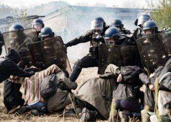 Francia, due giorni di mobilitazione contro una nuova autostrada: i gendarmi attaccano i manifestanti
