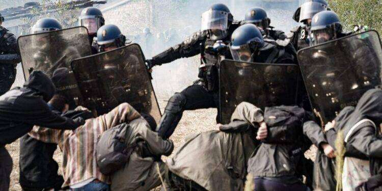 Francia, due giorni di mobilitazione contro una nuova autostrada: i gendarmi attaccano i manifestanti