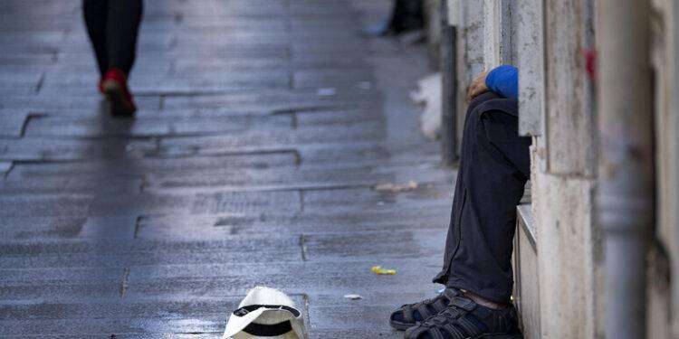 Nel 2022 cresce la povertà assoluta, oltre 2 milioni famiglie