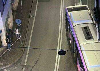 Mestre, bus si schianta contro i portici: ferito l’autista. Il mezzo è della stessa società della strage del cavalcavia