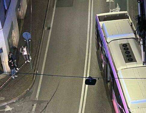 Mestre, bus si schianta contro i portici: ferito l’autista. Il mezzo è della stessa società della strage del cavalcavia