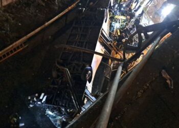 Mestre, Pullman precipita sulla ferrovia e prende fuoco, almeno 15 le vittime