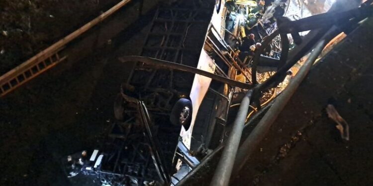 Mestre, Pullman precipita sulla ferrovia e prende fuoco, almeno 15 le vittime