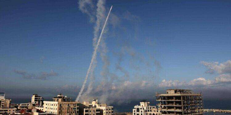 Si infiamma il Medioriente. Hamas reagisce all’uccisione di decine di giovani palestinesi: Pioggia di razzi da Gaza verso Israele