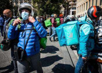 Giudice Milano, Deliveroo e Uber versino contributi a rider