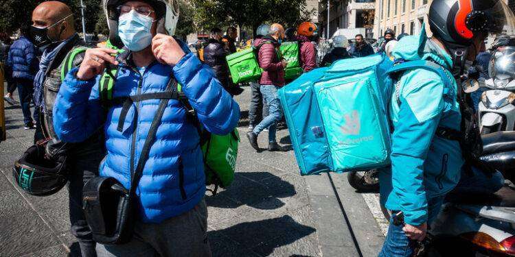 Giudice Milano, Deliveroo e Uber versino contributi a rider