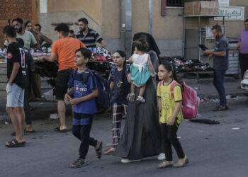 Hamas accusa: “Bombe sugli sfollati in fuga, almeno 70 morti”