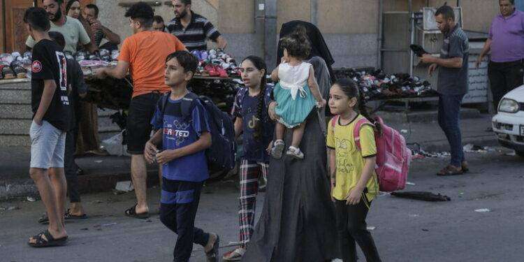 Hamas accusa: “Bombe sugli sfollati in fuga, almeno 70 morti”