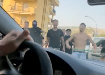 Scontri dopo Casertana-Catania: pulmini di traverso sulla Variante e auto colpite a sprangate