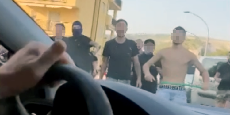 Scontri dopo Casertana-Catania: pulmini di traverso sulla Variante e auto colpite a sprangate