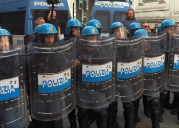 Proteste contro Giorgia Meloni a Torino, scontri tra studenti e polizia