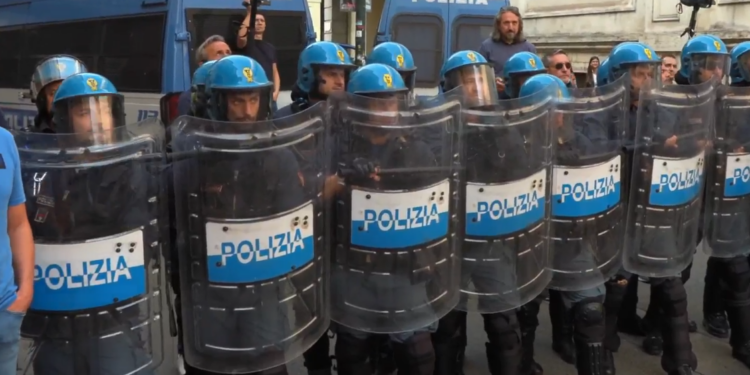 Proteste contro Giorgia Meloni a Torino, scontri tra studenti e polizia