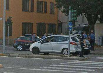 Parabiago, botte tra tifosi alla partita di terza categoria: scontri con aste e cinte