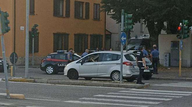 Parabiago, botte tra tifosi alla partita di terza categoria: scontri con aste e cinte