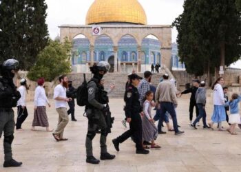 Decine di coloni invadono il complesso di Al-Aqsa, a Gerusalemme